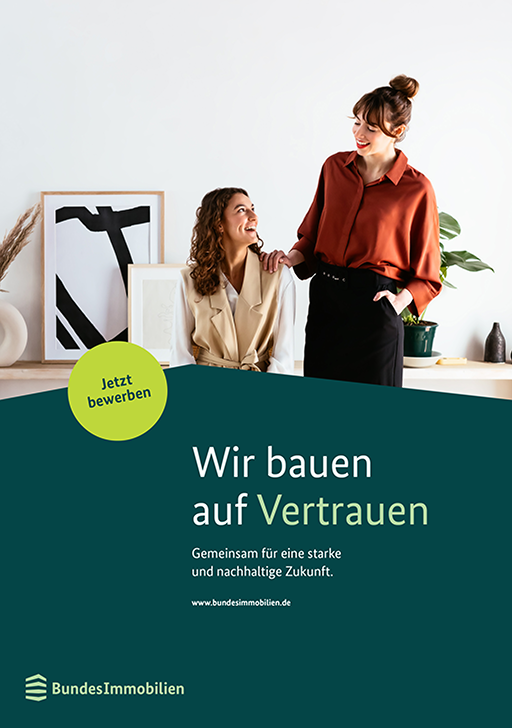 Ein Flyer mit Logo und Headline auf dunkelgrüner Winkelfläche und ein Bild mit zwei Frauen in einem Raum. Ein grüner Störer mit "Jetzt besuchen" ist zu sehen.