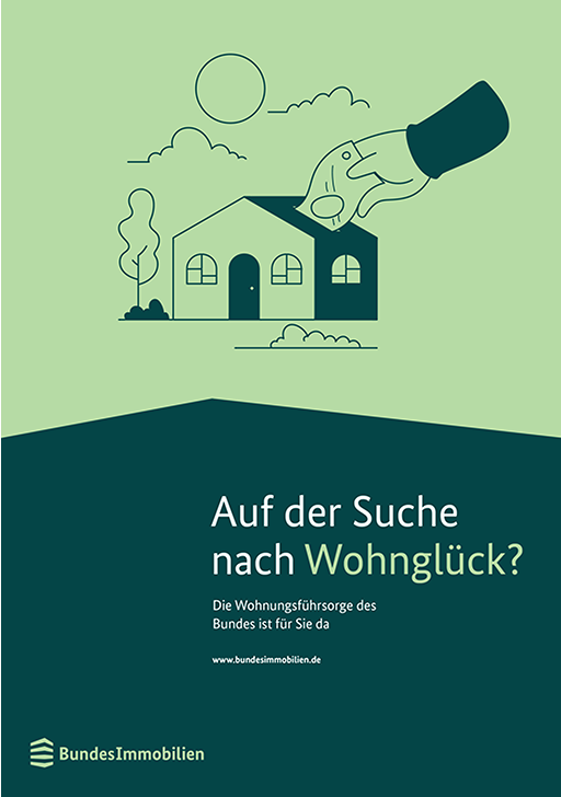 Ein Flyer mit Logo und Headline auf dunkelgrüner Winkelfläche und einer Illustration eines Hauses und einer Hand mit einem Schlüssel, unter einem Himmel.