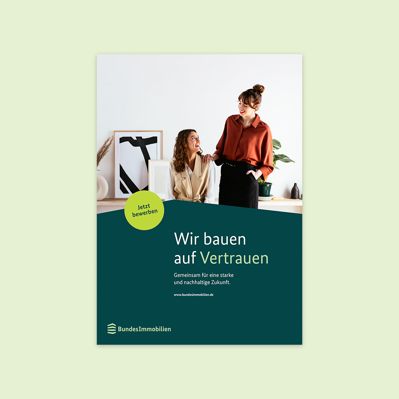 Ein Flyer mit Logo und Headline auf dunkelgrüner Winkelfläche und ein Bild mit zwei Frauen in einem Raum. Ein grüner Störer mit "Jetzt besuchen" ist zu sehen.