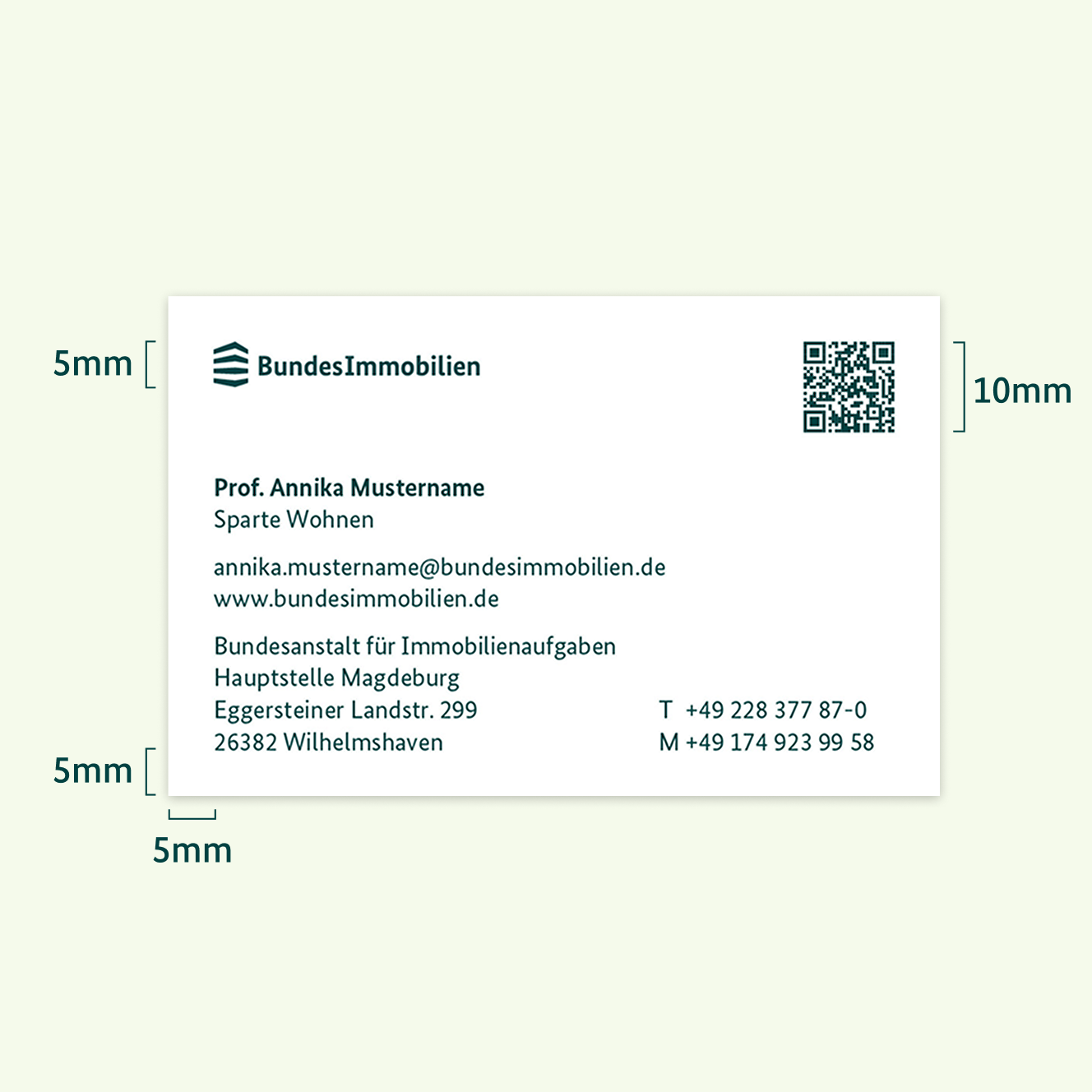 Eine Visitenkarte der Bundesimmobilien mit Logo, Kontaktinformationen, QR-Code auf hellgrünem Hintergrund und Markierungen von 5 mm und 10 mm an den Rändern.