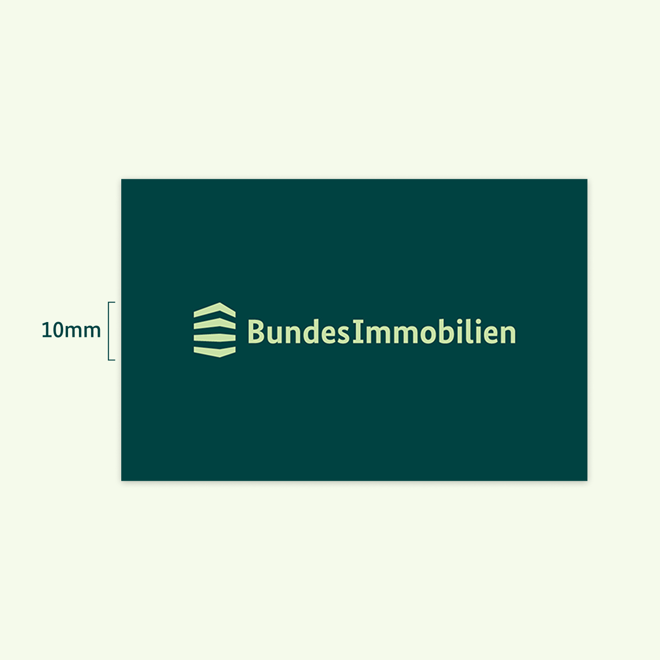 Eine dunkelgrüne Visitenkarte mit dem Logo der Bundesimmobilien, daneben eine Höhenmarkierung von 10 mm.