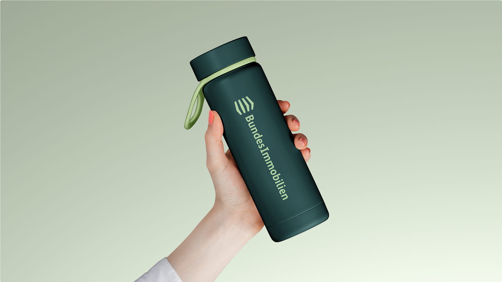 Eine Hand hält eine dunkelgrüne Trinkflasche mit Logo und einem hellgrünen Band auf hellgrünem Hintergrund.