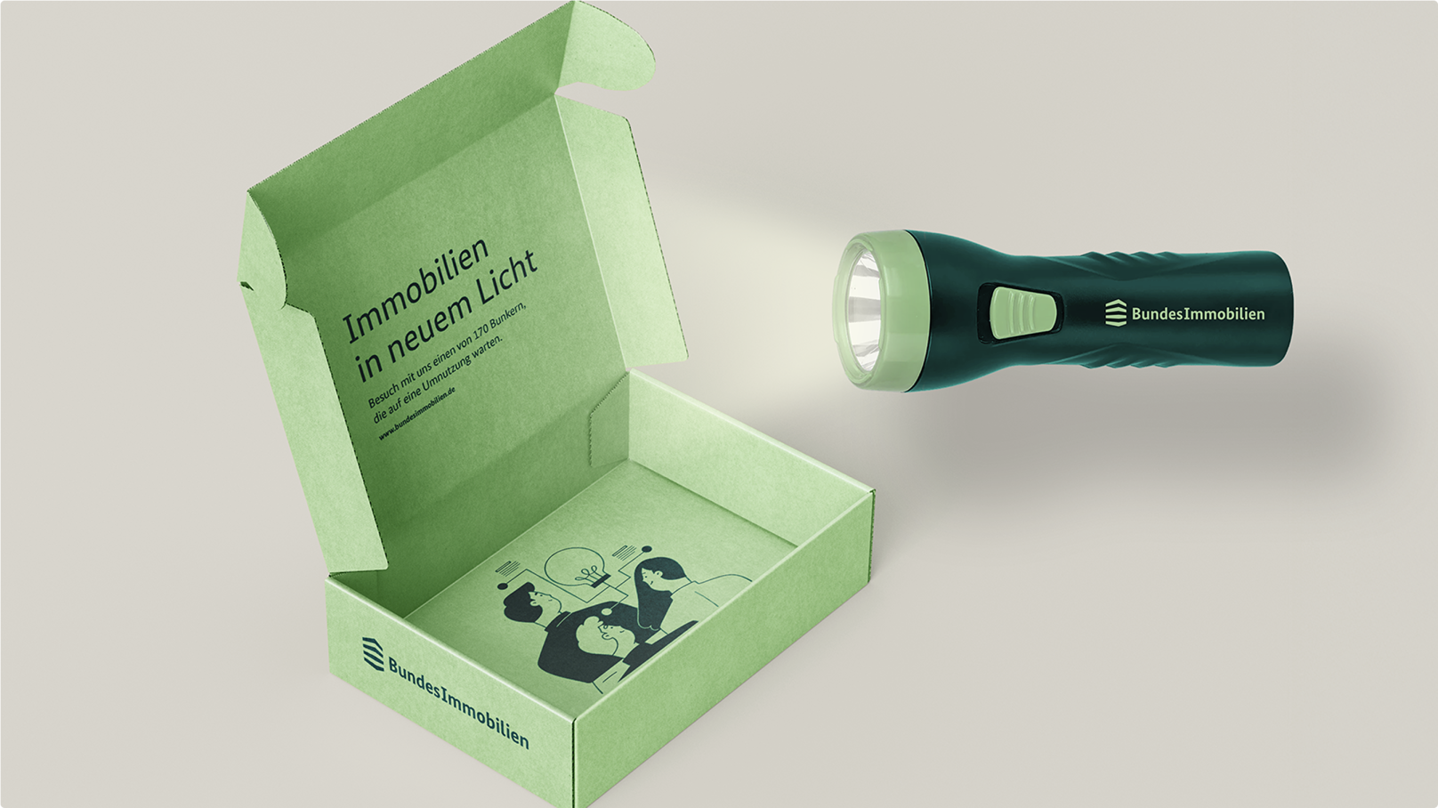 Eine geöffnete hellgrüne Box mit einer Aufschrift, daneben eine leuchtende dunkelgrüne Taschenlampe.