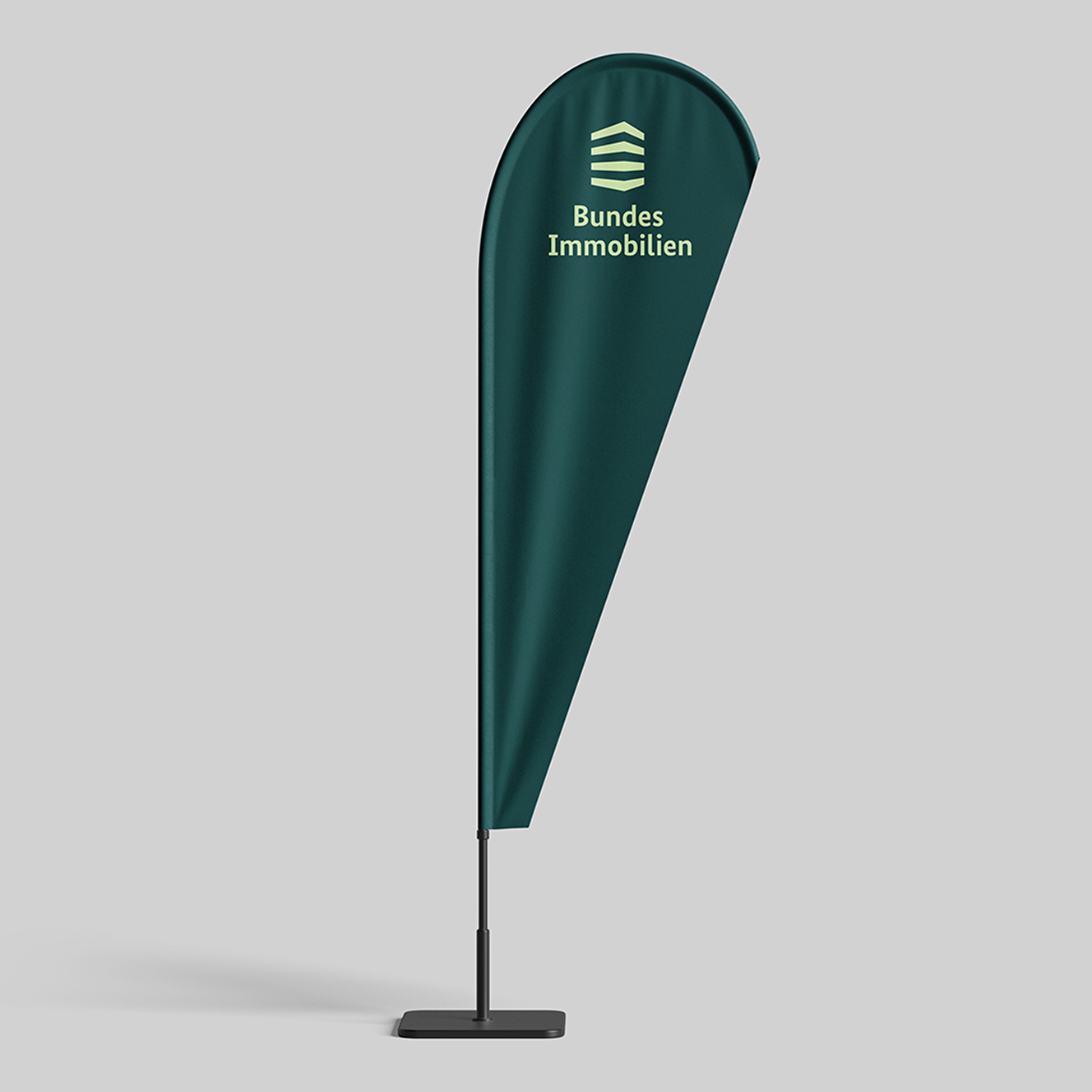 Eine dunkelgrüner Werbefahne mit dem Logo von Bundesimmobilien.
