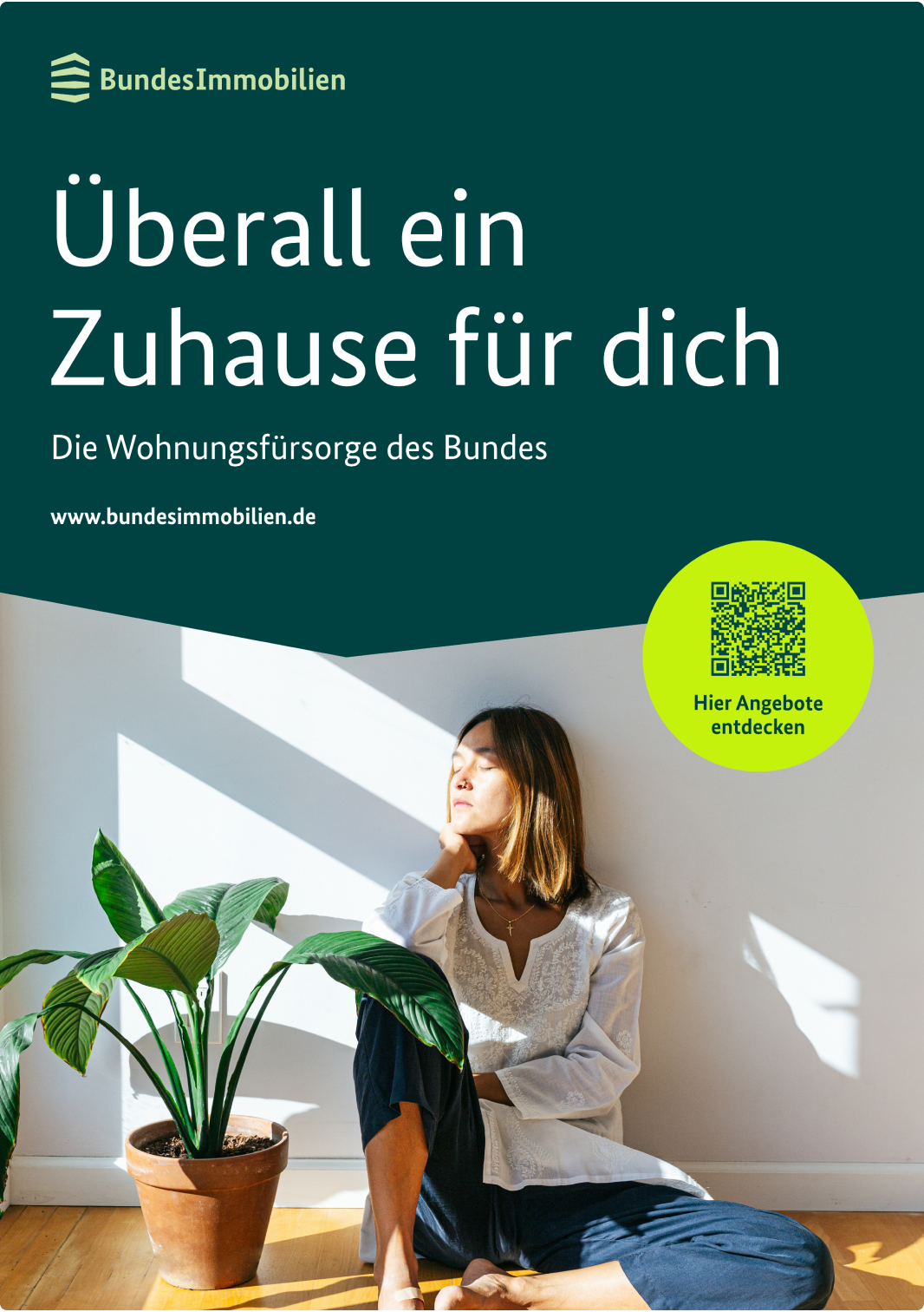 Plakat mit Logo und Titel auf dunkelgrüner Winkelfläche zeigt eine Frau neben einer Pflanze. Ein hellgrüner Störer mit QR-Code ist ebenfalls sichtbar.