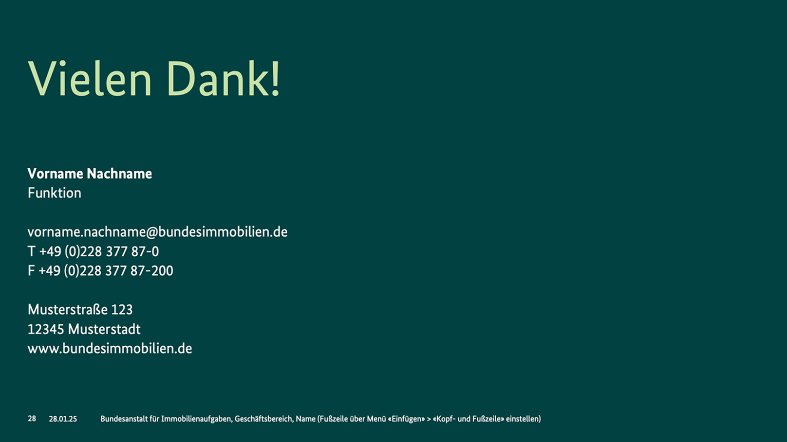Abschlussfolie mit Kontaktdaten auf dunkelgrünem Hintergrund.