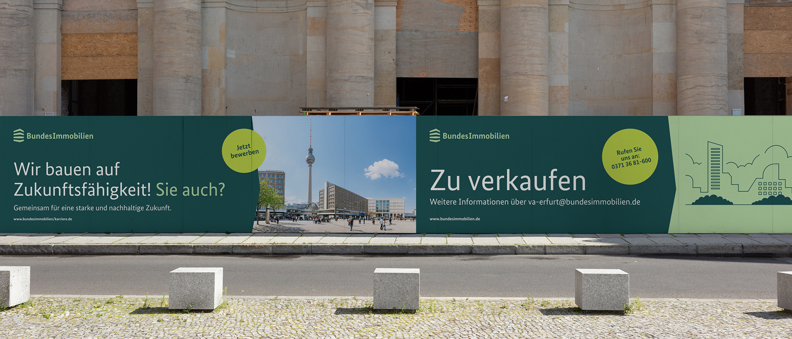 Zwei Bauzäune vor einem historischen Gebäude mit den Bannern, die Illustration, Foto, Logo und Headlines zeigen.